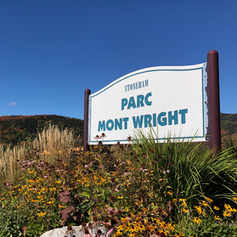 Affiche annonçant le parc Mont Wright à l'entrée du site.