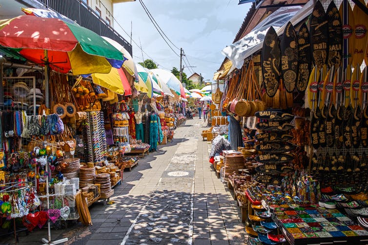 Un marché rempli de kiosques vendant des souvenirs